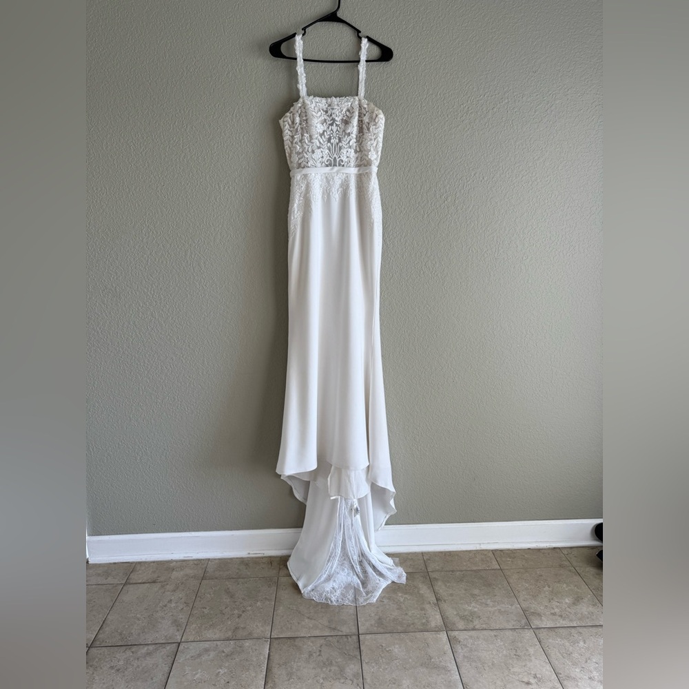 Elegant Ivory Wedding Dress with Lace Details